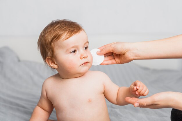 Bambino pulito con cotone