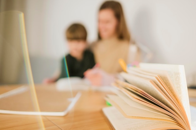 Bambino sfocato e tutor a casa