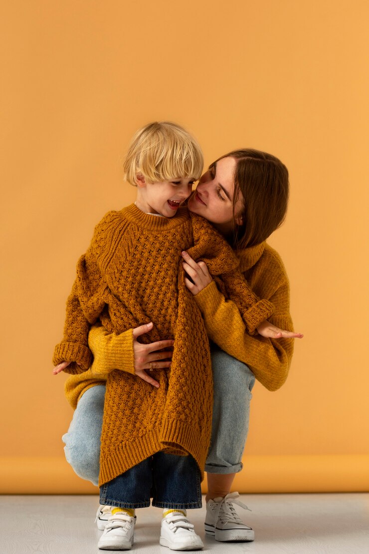 Foto gratuito bambino sorridente della holding della madre di vista frontale