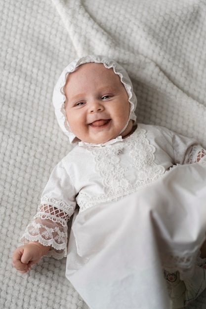 Bambino sorridente vista dall'alto sdraiato sul letto