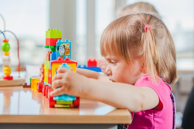 Bambino sveglio con il treno