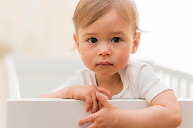 Bambino sveglio del primo piano in castella