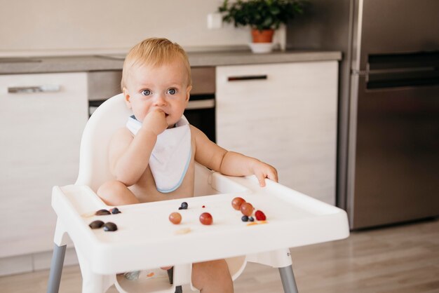 Bambino sveglio di vista frontale che mangia da solo