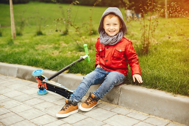 Bambino sveglio in un parco che gioca su un'erba