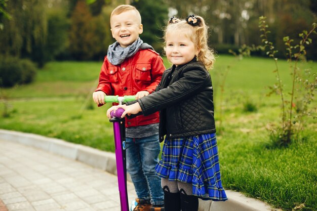 Bambino sveglio in un parco che gioca su un'erba