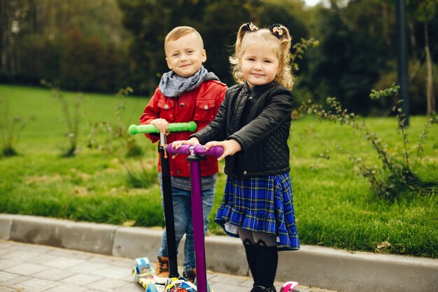 Bambino sveglio in un parco che gioca su un'erba