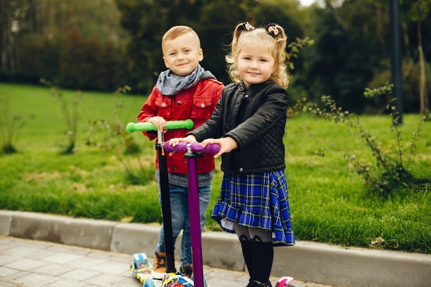 Bambino sveglio in un parco che gioca su un'erba