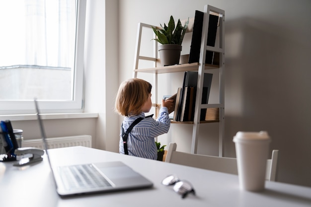 Bambino vestito da uomo d'affari