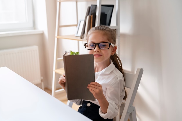 Bambino vestito da uomo d'affari