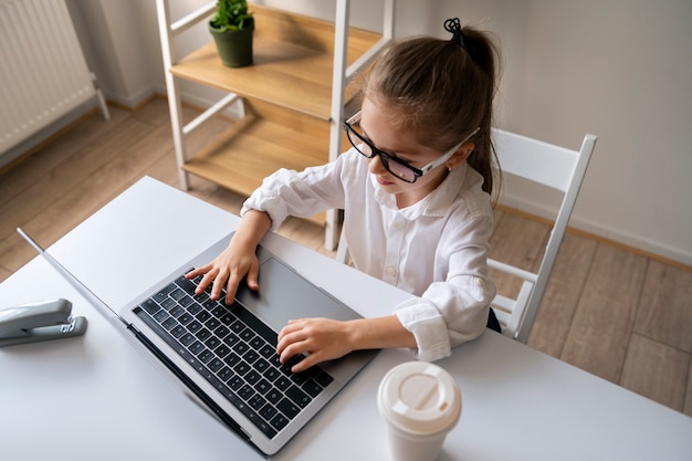 Bambino vestito da uomo d'affari