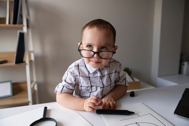 Bambino vestito da uomo d'affari