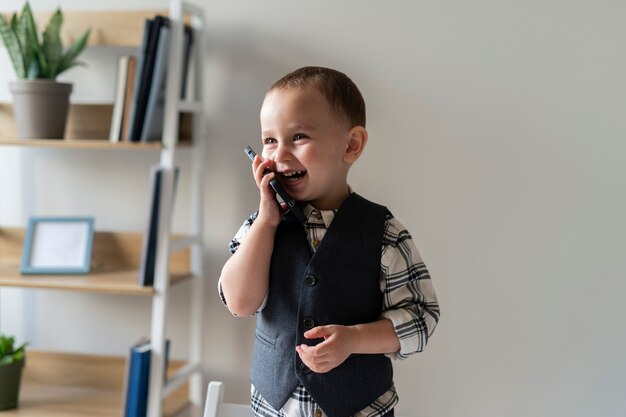 Bambino vestito da uomo d'affari