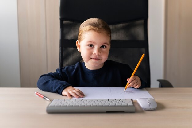 Bambino vestito da uomo d'affari