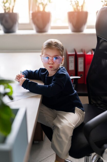 Bambino vestito da uomo d'affari