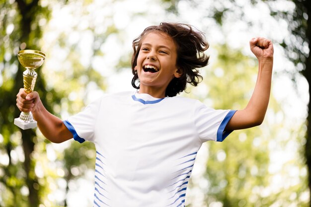 Bambino vittorioso dopo una partita di calcio