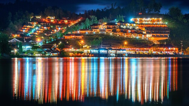 Ban Rak Thai village di notte nella provincia di Mae Hong Son, Thailandia.