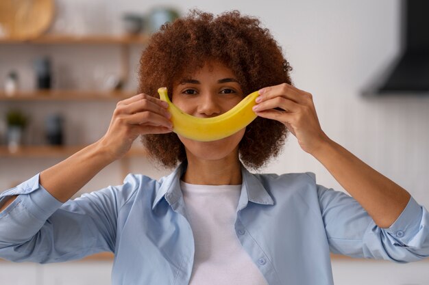 Banana della holding della donna di vista frontale