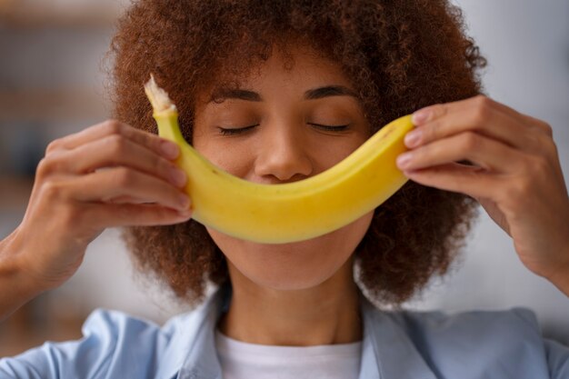 Banana della holding della donna di vista frontale