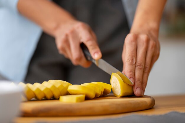 Banana di taglio della donna di vista frontale