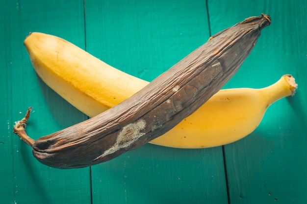 banana fresca e marcia su fondo di legno