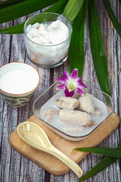 Banana in latte di cocco, dessert tailandesi tradizionali asiatici, dessert tailandesi.