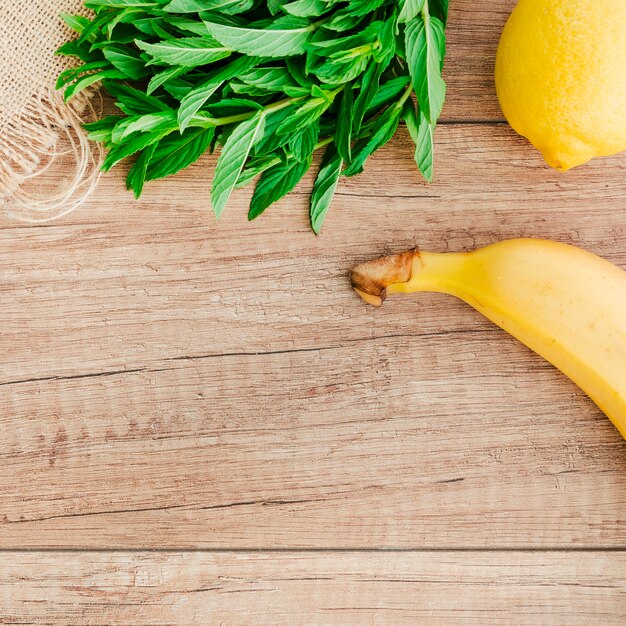 Banana, limone e menta sul tavolo