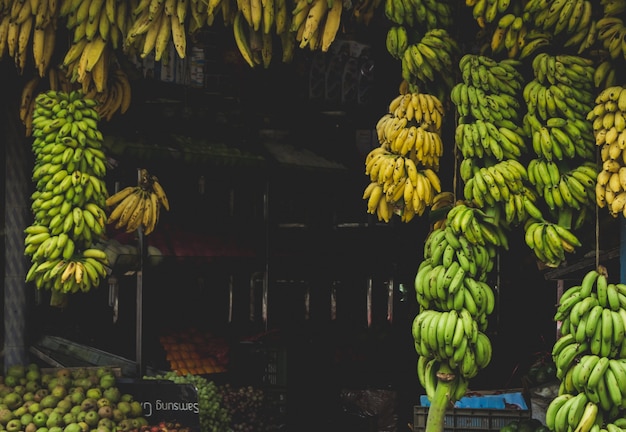 Banane che appendono da un negozio in India
