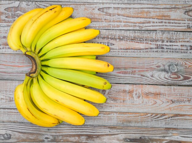 banane fresche sul tavolo di legno.