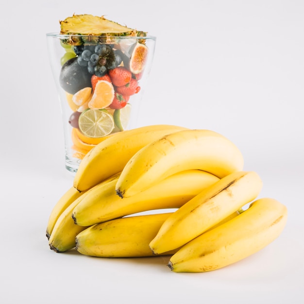 Banane vicino a vetro con frutta