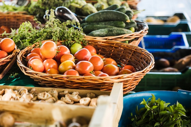 Bancarella del mercato alimentare degli agricoltori con varietà di verdure biologiche