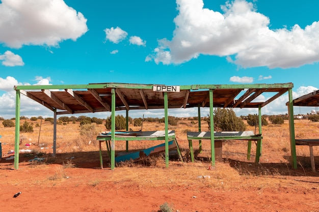 Bancarelle colorate abbandonate da qualche parte lungo l'autostrada nello Utah