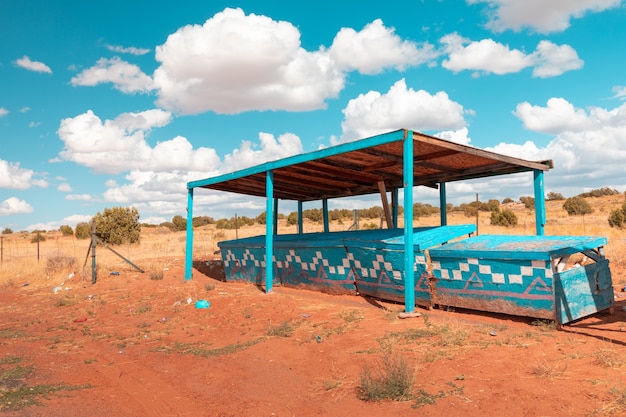 Bancarelle colorate abbandonate da qualche parte lungo l'autostrada nello Utah