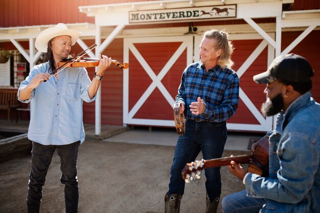 Banda di musica country che canta all'aperto