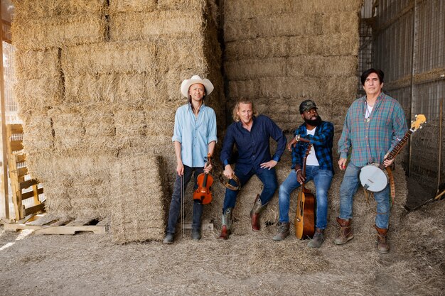 Banda di musica country che canta all'aperto