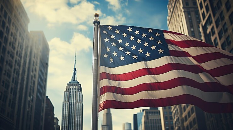 Foto gratuito bandiera americana ad angolo basso e empire state building