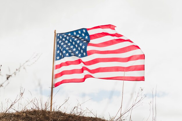 Bandiera americana contro il cielo
