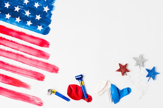 Bandiera americana dipinta degli Stati Uniti con il corno del partito; palloncini e puntelli di stelle su sfondo bianco