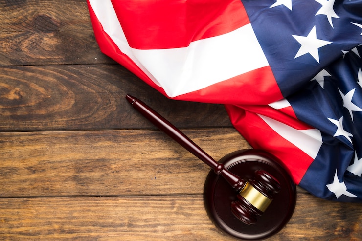 Foto gratuito bandiera americana piatta con martelletto del giudice