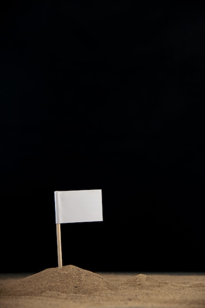 Bandiera bianca sulla luna sulla superficie scura