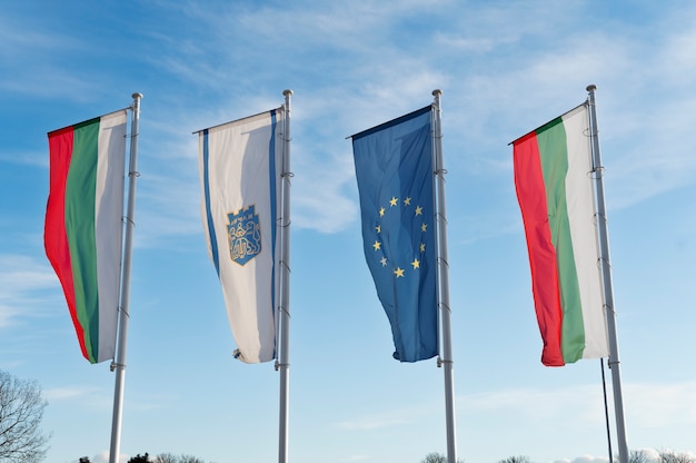 Bandiera bulgara all'aperto accanto ad altre bandiere