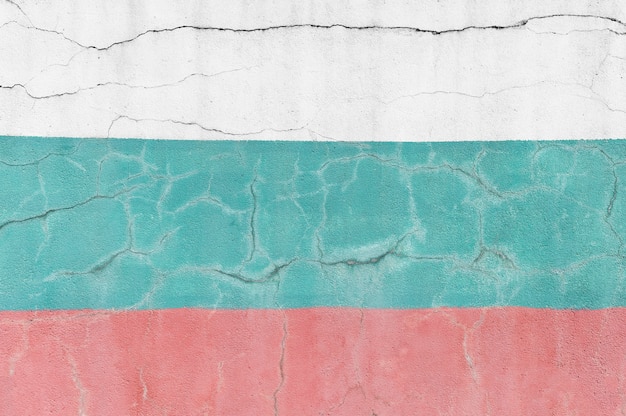 Bandiera bulgara all'aperto sul muro di cemento