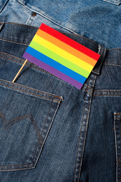 Bandiera colorata arcobaleno del primo piano in una tasca