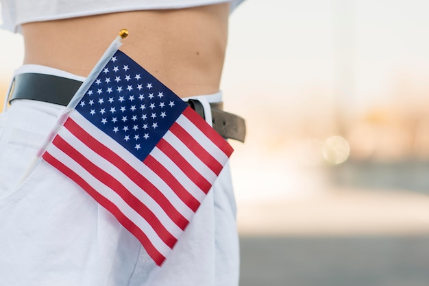 Bandiera degli SUA del primo piano in tasca della donna