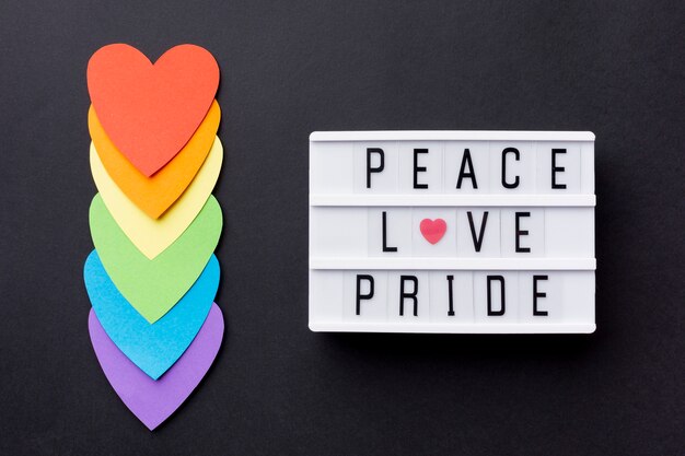 Bandiera dei cuori arcobaleno e citazione "Peace Love Pride"