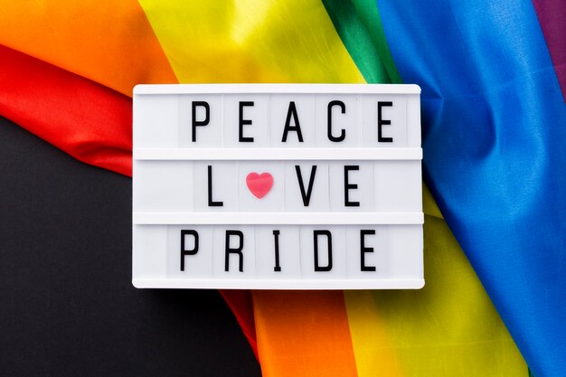 Bandiera dell'orgoglio arcobaleno e "Peace Love Pride" citano il primo piano