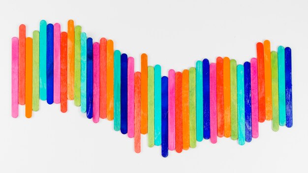 Bandiera dell&#39;orgoglio con bastoncini colorati