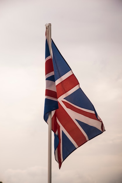 Bandiera della Gran Bretagna sotto il cielo blu