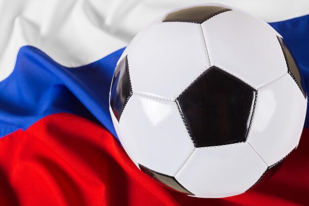 Bandiera della russia con pallone da calcio