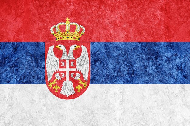 Bandiera della Serbia metallica, bandiera strutturata, bandiera del grunge
