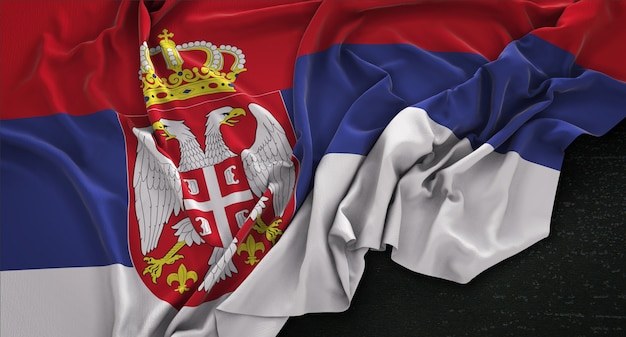 Bandiera della Serbia rugosa su sfondo scuro 3D Rendering